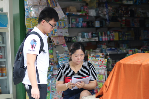 8月11日高清色情赴余杭区社区五水共治教育宣传小分队 请文具店老板填写问卷