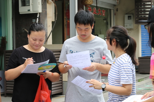 8月11日高清色情赴余杭区社区五水共治教育宣传小分队 认真阅读问卷的路人