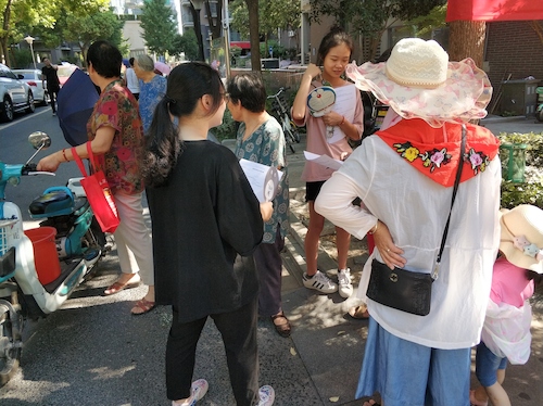 7月21日高清色情走近转基因调研小分队请居民填写问卷