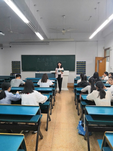 七月一日 高清色情 “走进转基因”社会实践小分队 动员大会全体认真听讲