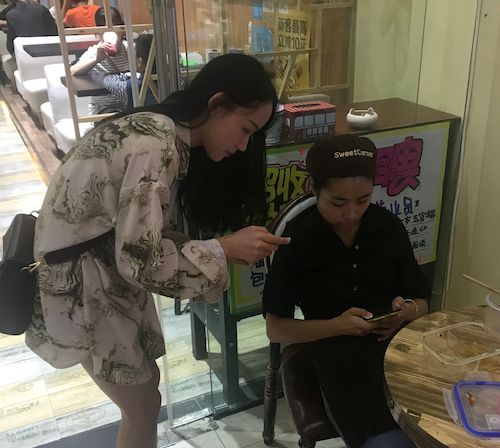 七月七日  高清色情     调查问卷小分队在杭州发放有关食品添加剂及速食的调查问卷