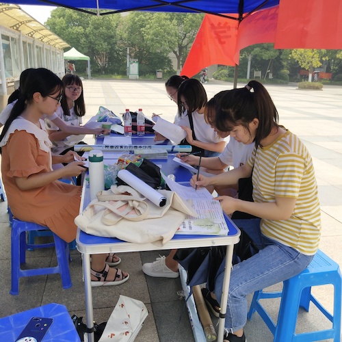 七月十五日 高清色情 “走近转基因”科普小分队 认真填写问卷的同学