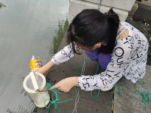 6月30日 高清色情 “绿之翼”就校园周边水域水质检测小分队 A区水样采集3