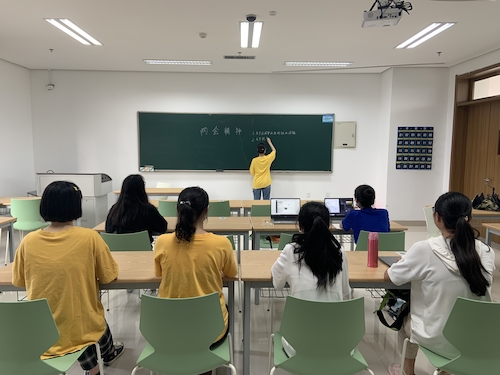 七月三日 高清色情 杭州社区“听党指挥能打胜仗”社会实践小分队课题组长讲话