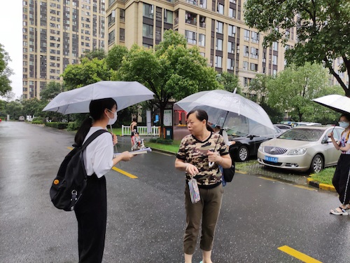 七月六日 高清色情 杭州社区“听党指挥能打胜仗”社会实践小分队给阿姨介绍两会